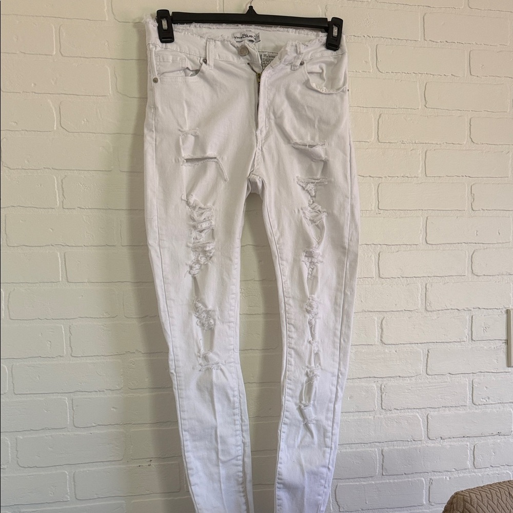 Chic White Distressed Skinny Jeans